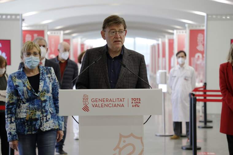 Ximo Puig fent parlaments al seu costat Ana BarcelÃ³