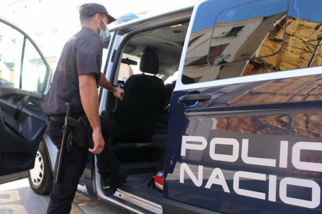 Detingut un home a València per colpejar a la seua xicota al cap contra la porta i arrossegar-la del pèl
