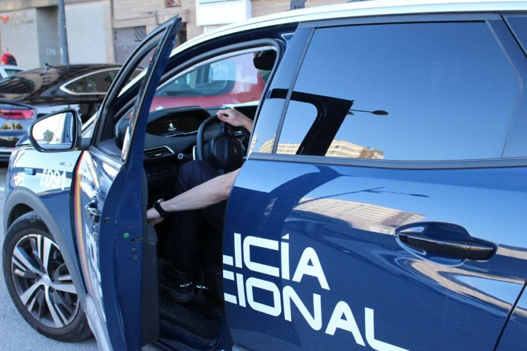Un agent de la Policia Nacional eixint del cotxe