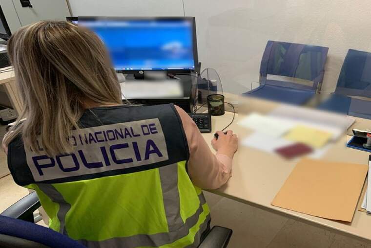 Policia Nacional davant d'un ordinador