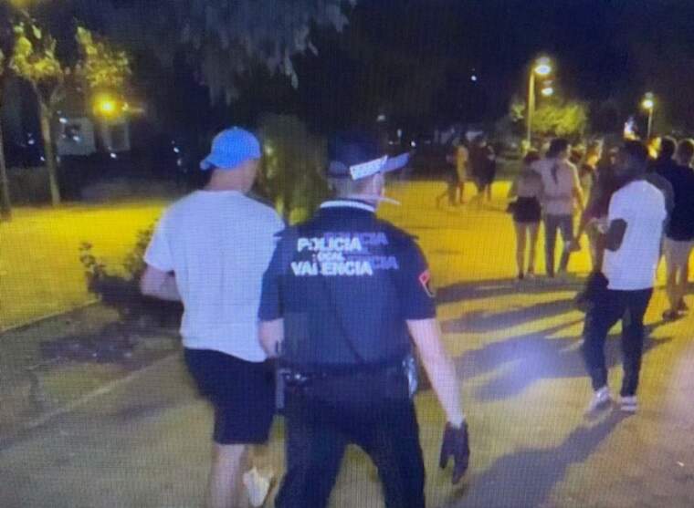 Policia dispersa botellots | Imatge Ã Punt Noticies