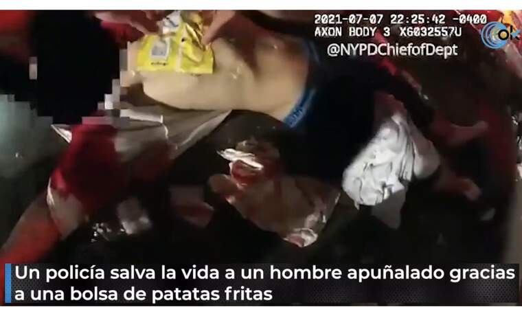 Un policia salva la vida a un home apunyalat en el pit amb una bossa de creïlles fregides