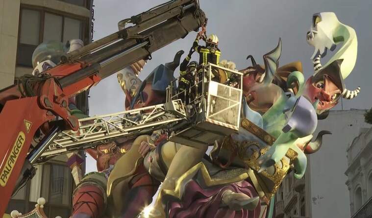 Desmunten la part central de la Falla Regne de ValÃ¨ncia-Duc de CalÃ bria per perill de caiguda | Facebook Falla Regne de ValÃ¨ncia