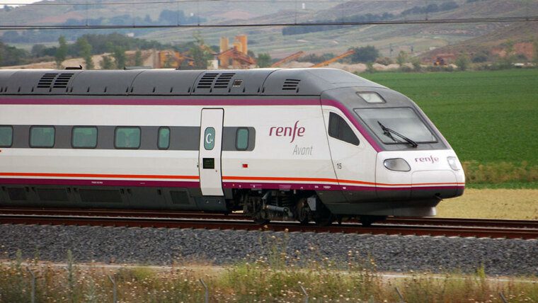 Una cinquantena d'usuaris estrenen el primer tren ràpid Tortosa-Barcelona que arriba a Sants amb retard