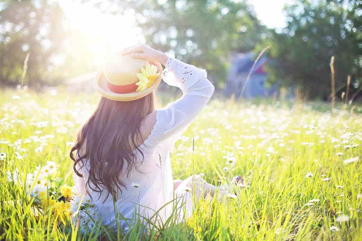 Imatge d'una dona a un camp de flors