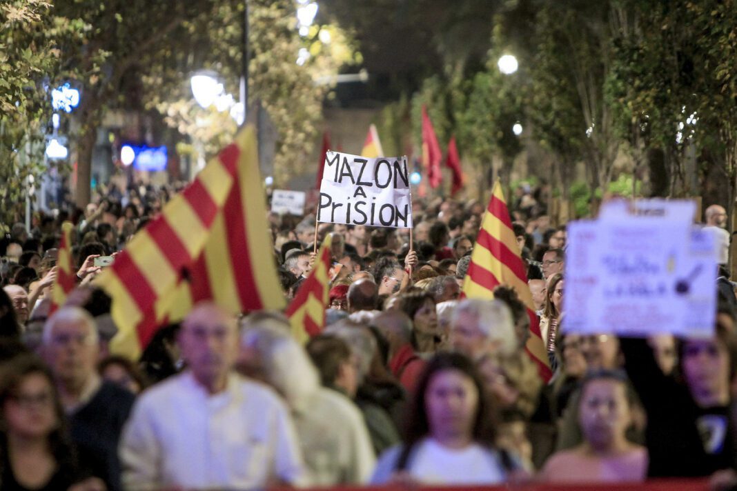 Varios miles de personas marchan en Alicante al grito de 'Mazón dimisión'