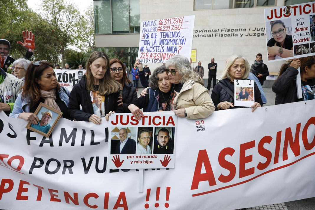 Varias asociaciones de víctimas y damnificados por la dana protestan ante la Ciudad de la Justicia de València. EFE/Biel Aliño