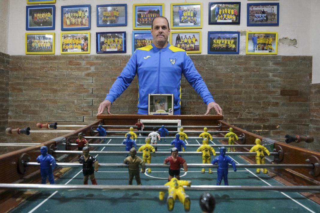 El profesor de EF del colegio Carmelitas de Alcoy (Alicante) que lanzó la campaña para ayudar al único artesano que fabrica en la Comunitat Valenciana futbolines, con su taller en Paiporta arrasado por la dana. EFE/Pablo Miranzo/Archivo