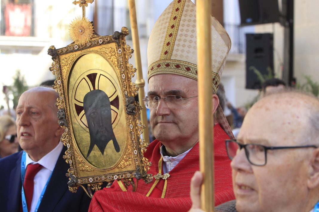 El opispo de la diócesis Alicante-Orihuela, José Ignacio Munilla, durante la misa de la Santa Faz en San Juan, Alicante. Una misa principal en memoria del papa Francisco marca este año la tradicional y multitudinaria romería al monasterio de la Santa Faz de Alicante, una peregrinación que cumple 536 años y que se ha convertido en la segunda más concurrida de España, tras el Rocío. La peregrinación al monasterio donde se conserva uno de los pliegues con los que la Verónica secó el rostro de Cristo en su camino al monte Calvario se celebra el segundo jueves después de Semana Santa y en esta ocasión coincide este año con la festividad del Primero de Mayo. EFE/ Morell